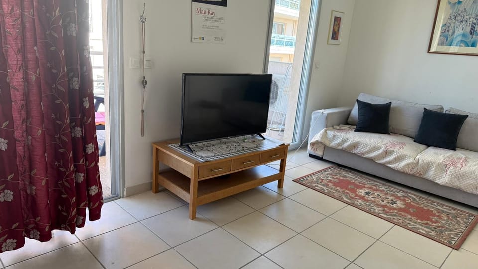 Cannes la Bocca , Quet , large 1 bedroom appartment , 58m2, with garden view and poolol Apartment in Roquefort-les-Pins