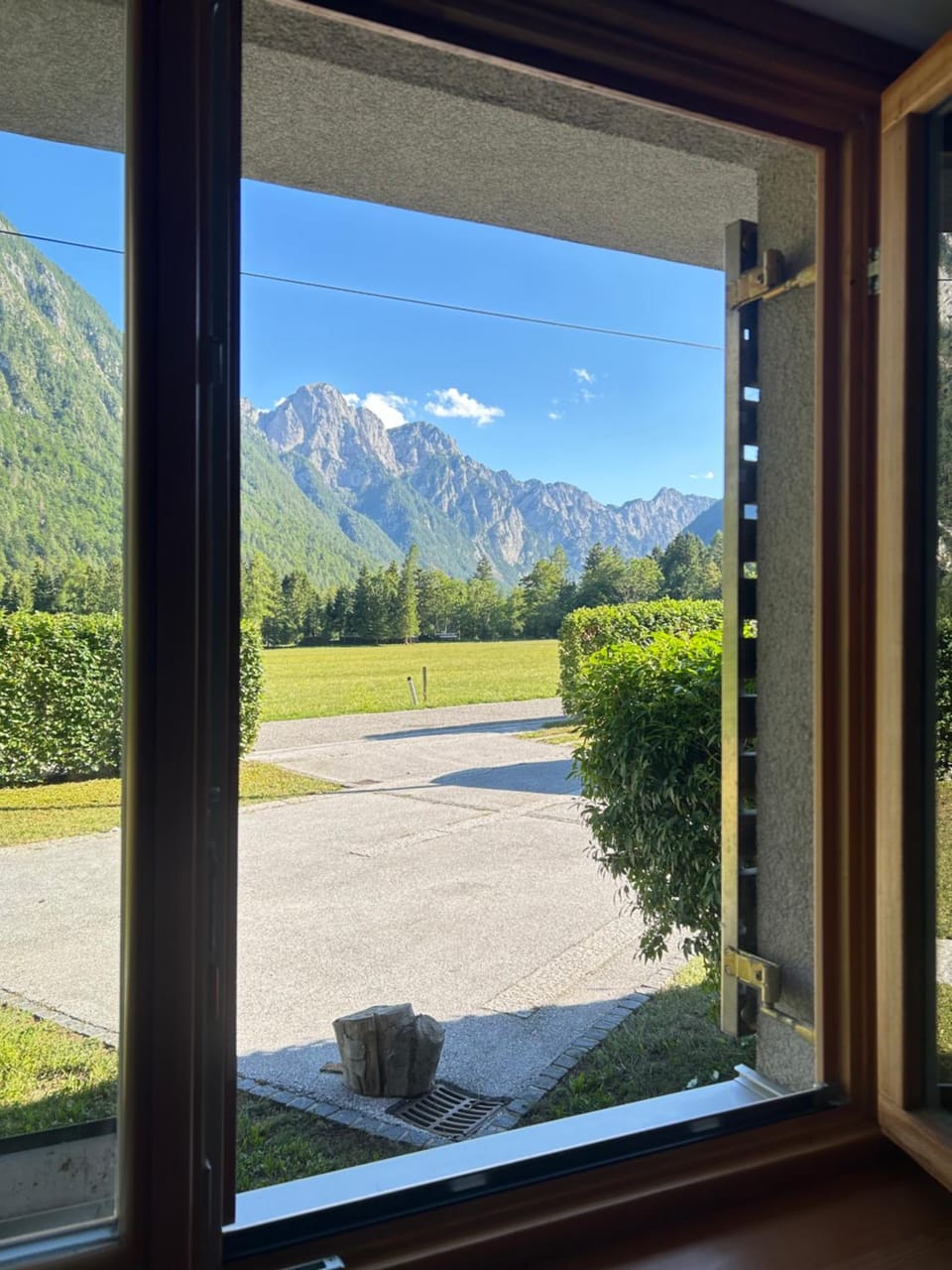 Natural landscape, Living room, Dining area, Mountain view, Parking