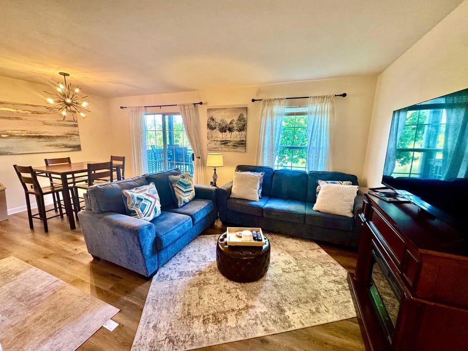 Lake Taneycomo View - Cozy 1BR Condo - Fireplace House in Branson
