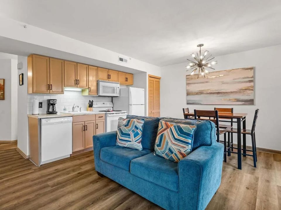 Lake Taneycomo View - Cozy 1BR Condo - Fireplace House in Branson