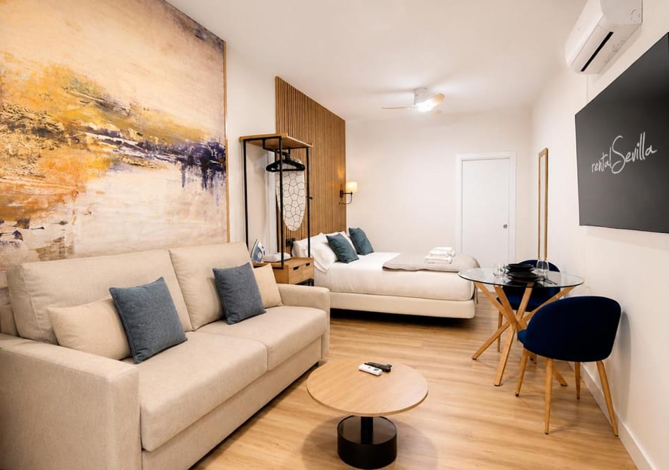 Bed, TV and multimedia, Living room, Photo of the whole room, Seating area, Bedroom, air conditioner