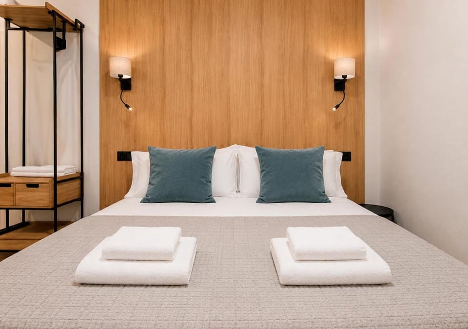 Bed, Bedroom, towels