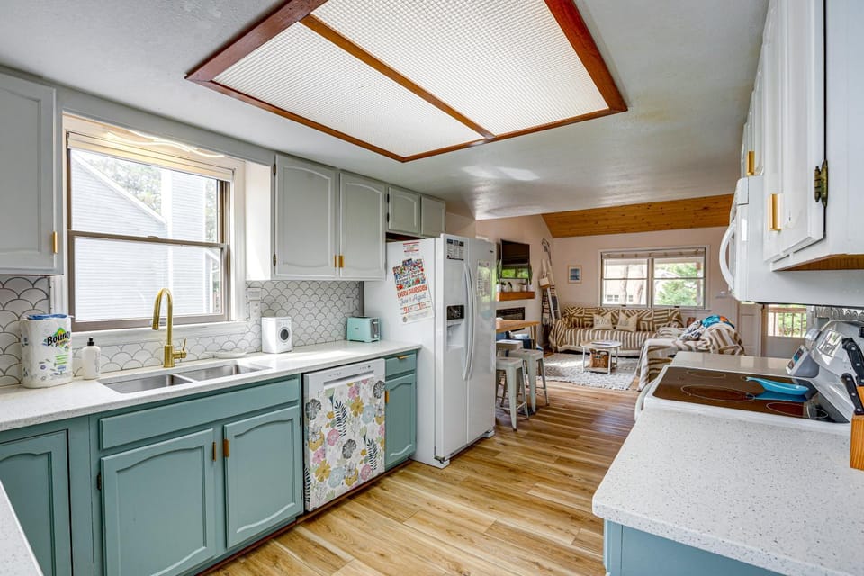 Pool Fun, Beach Days, Dune Hikes! Updated OBX Home House in Nags Head