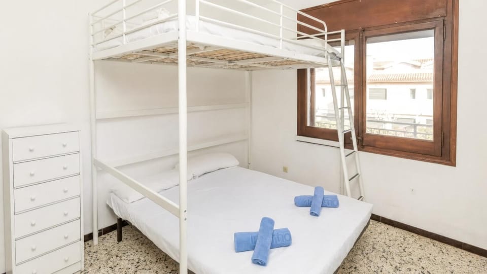 Bed, Photo of the whole room, Bedroom, bunk bed, towels