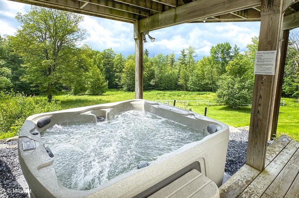 Sugarbush Vista w New Hot Tub House in Warren