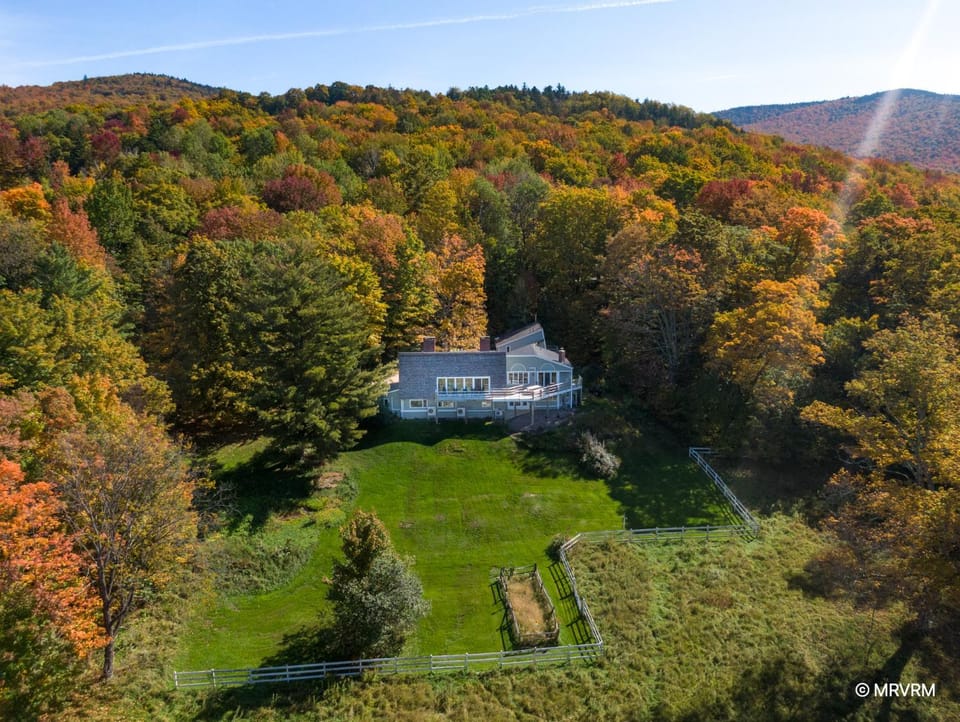 Sugarbush Vista w New Hot Tub House in Warren