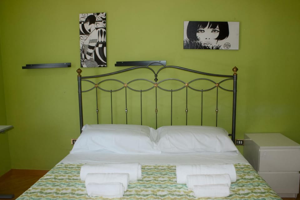 Bed, Photo of the whole room, Bedroom, towels