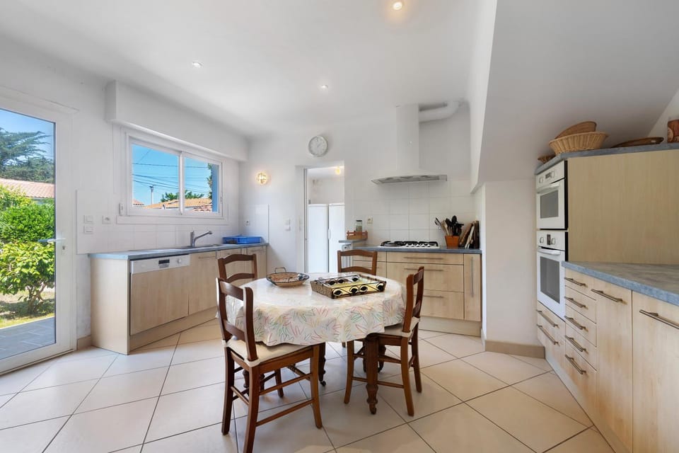 Property building, Kitchen or kitchenette, Living room
