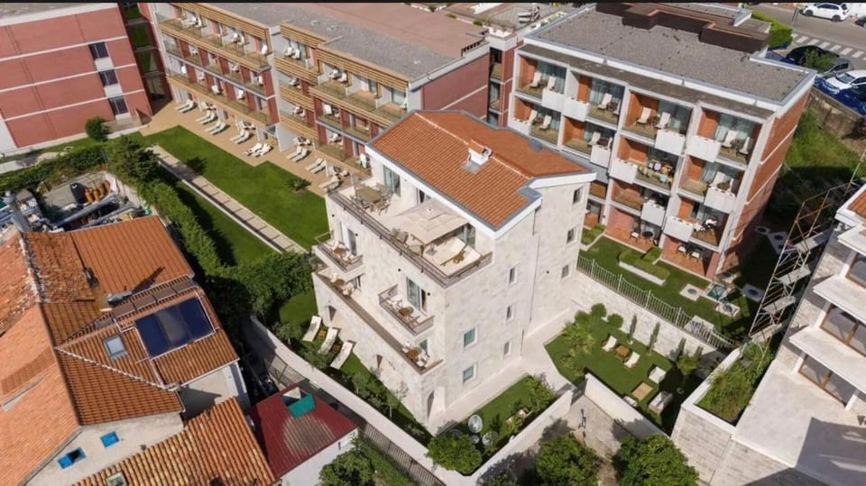 Property building, Neighbourhood, Bird's eye view, Street view