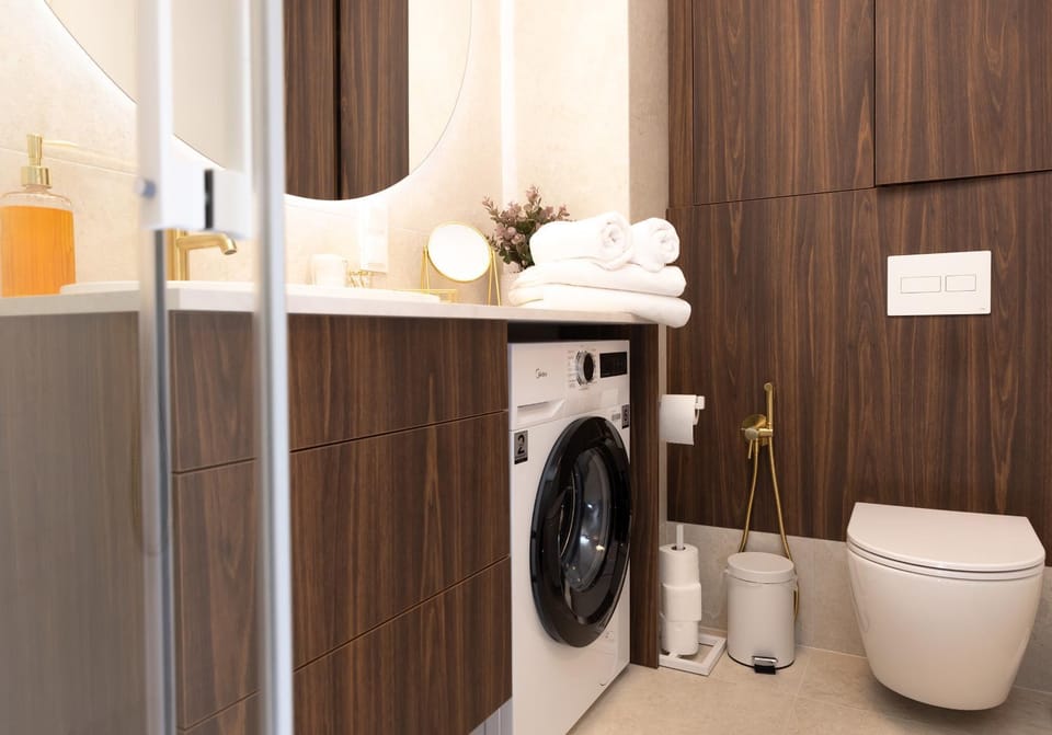 Toilet, Bathroom, bidet, towels, washing machine