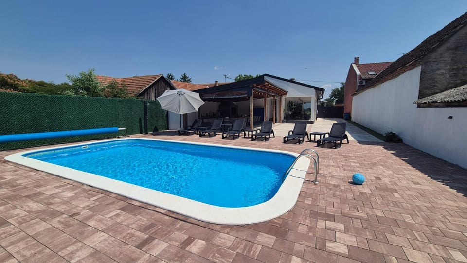 Property building, Day, Pool view, Swimming pool, sunbed