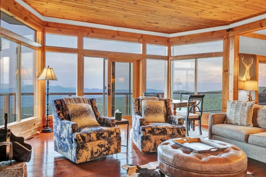 Ash Cliff Manor House in Beech Mountain