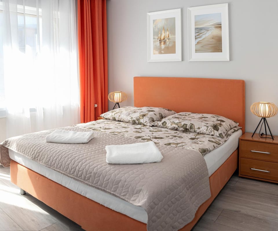 Bed, Photo of the whole room, towels