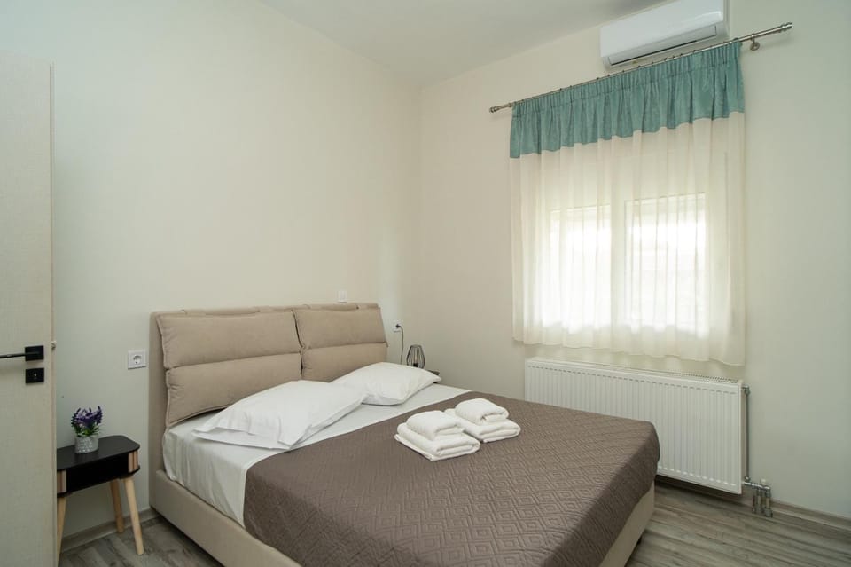 Bed, Bedroom, towels, air conditioner