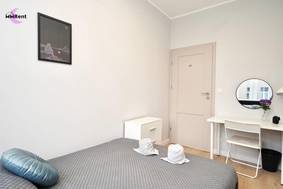 Bed, Photo of the whole room, towels