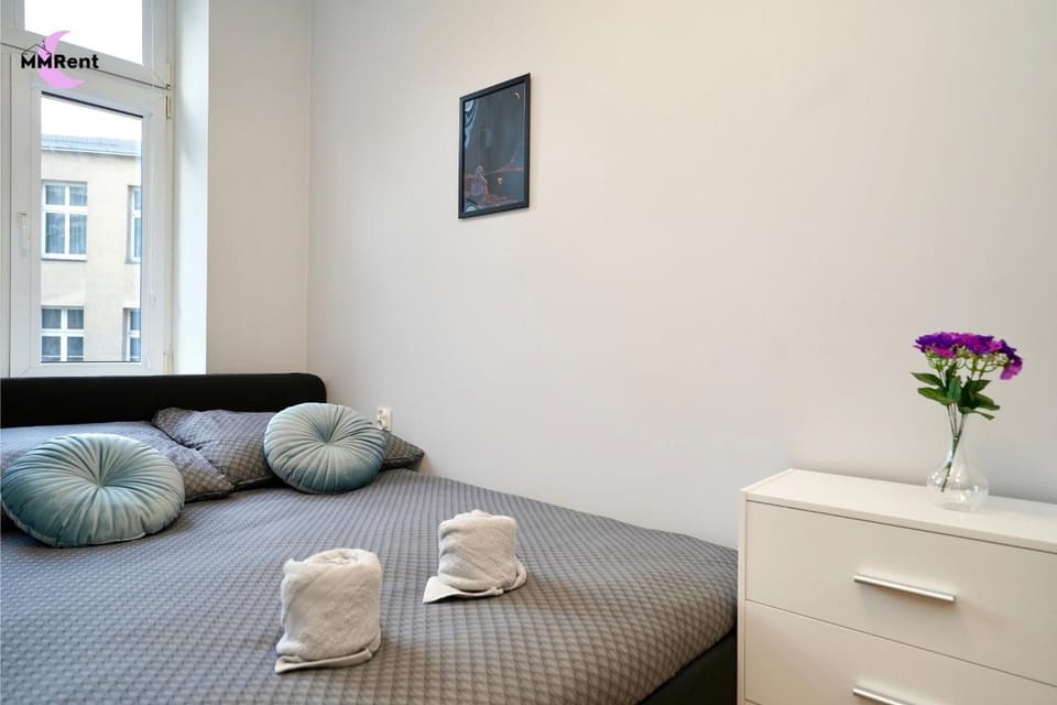 Bed, Photo of the whole room, towels