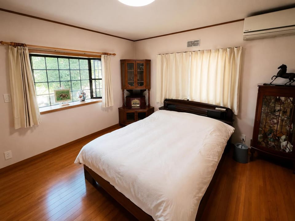 Bed, Photo of the whole room, Bedroom, air conditioner