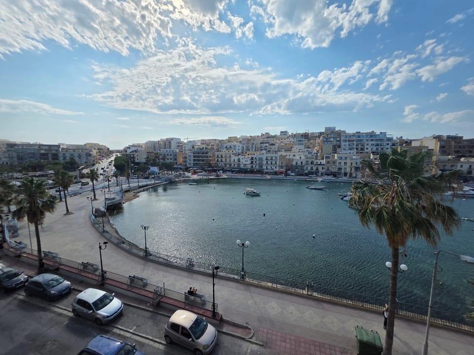Stunning Seafront 3-BDR Apt with Huge Terrace & Bay Views Apartment in Marsaskala