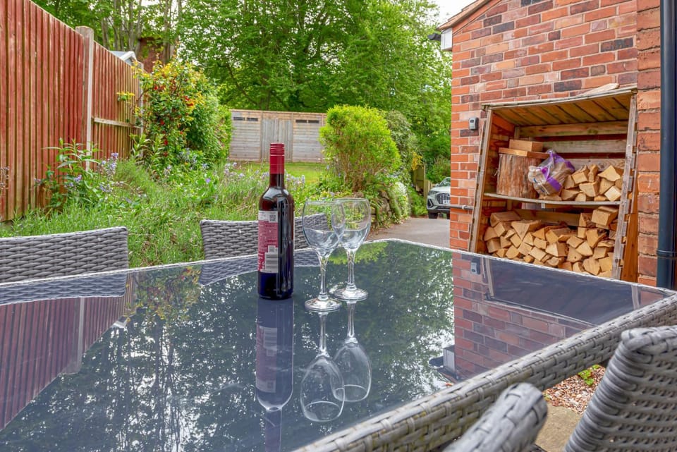 Communal lounge/ TV room, Garden, Food and drinks, Other, Evening entertainment, Alcoholic drinks