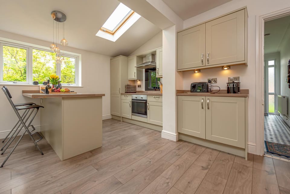 Coffee/tea facilities, Kitchen or kitchenette, Other, Dining area, oven, stove