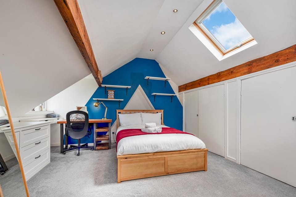 Bed, Living room, Other, Photo of the whole room, Seating area, Bedroom, hair dresser