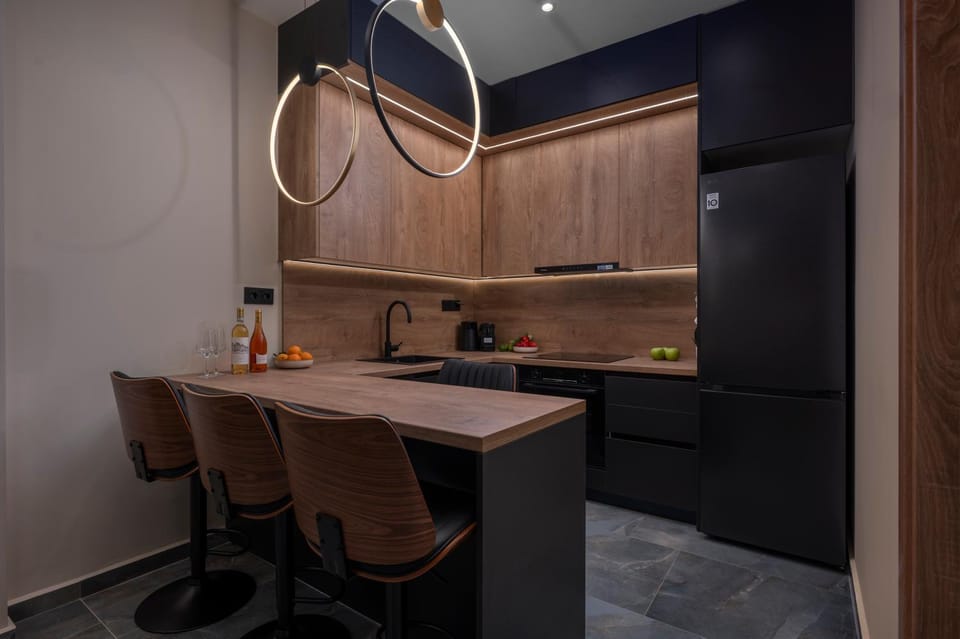 Kitchen or kitchenette, Dining area, minibar, stove