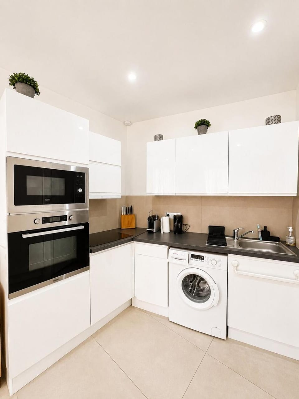 Coffee/tea facilities, Kitchen or kitchenette, dishwasher, oven, stove, toaster