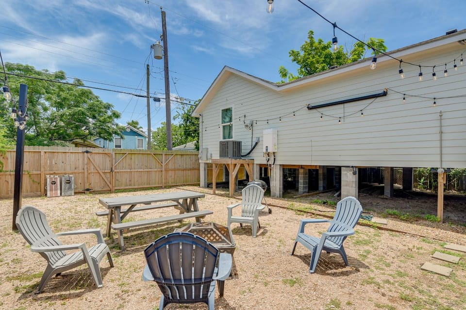 1 Mi to Beach & Bay! Group Getaway in Galveston House in Galveston Island
