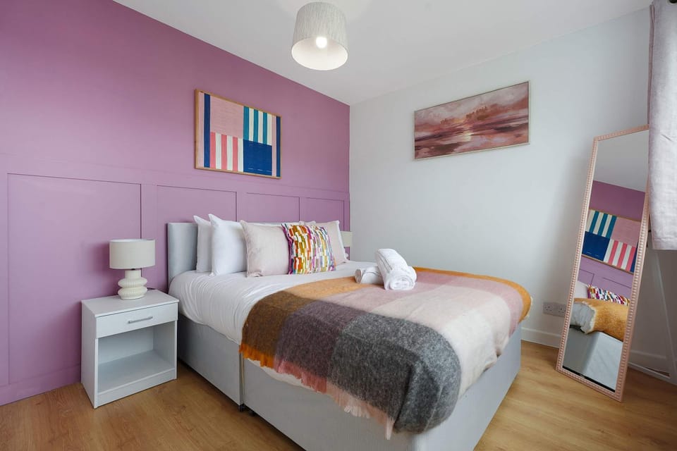 Bed, Bedroom, towels