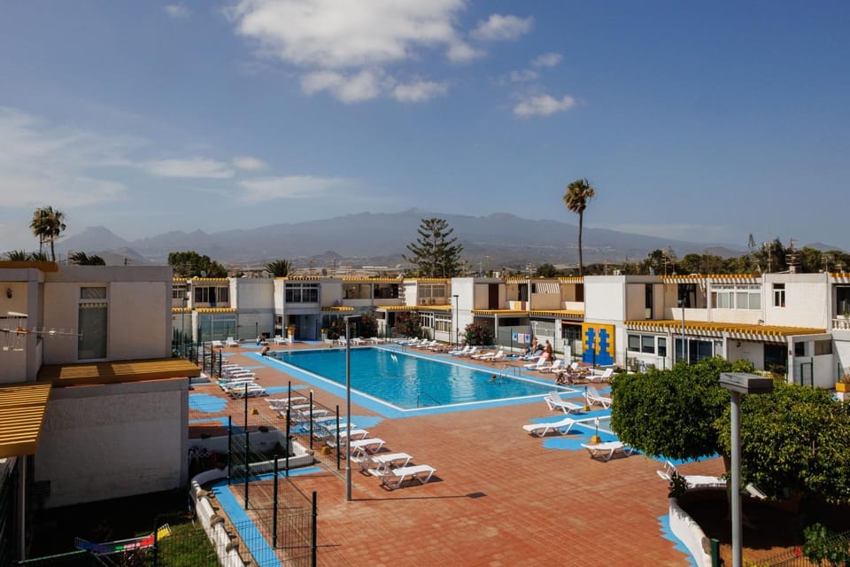 Property building, Day, Swimming pool, sunbed