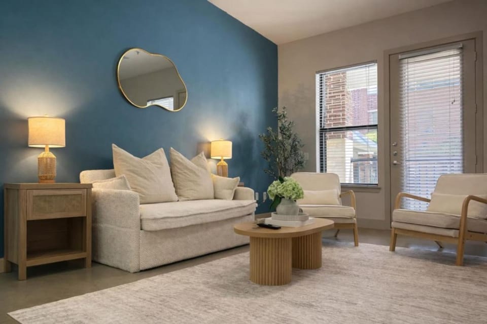1BR Modern Home, WORKERfriendly, Pool, Gym, KINGbed Apartment in Irving