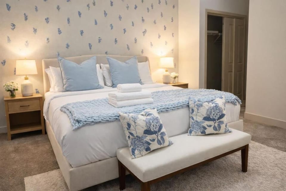 1BR Modern Home, WORKERfriendly, Pool, Gym, KINGbed Apartment in Irving