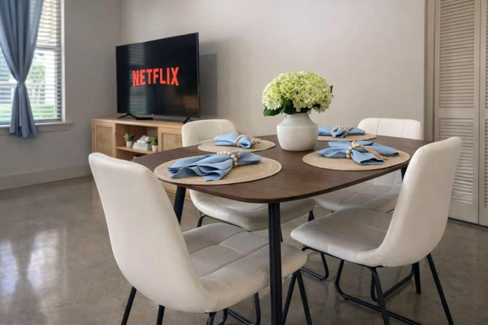 Stunning, KING and FULL bed, WORKERfriendly, Pool with Gym Apartment in Irving