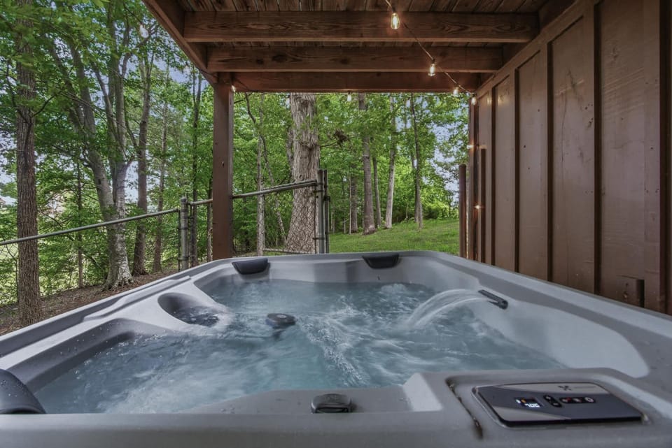 Modern Woodland Retreat Hot Tub Sleeps 8 House in Pigeon Forge