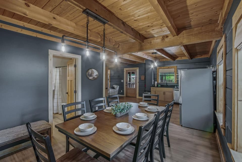Modern Woodland Retreat Hot Tub Sleeps 8 House in Pigeon Forge