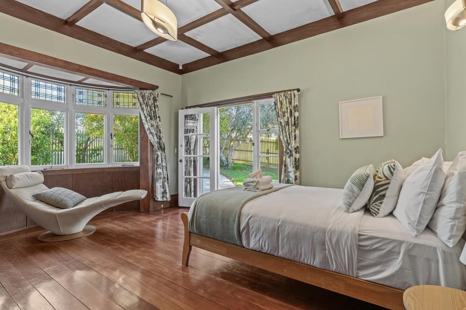 Coastal Retreat close to Devonport Beaches Villa in Auckland