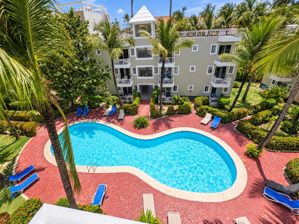 Property building, Garden, Pool view, Swimming pool, sunbed