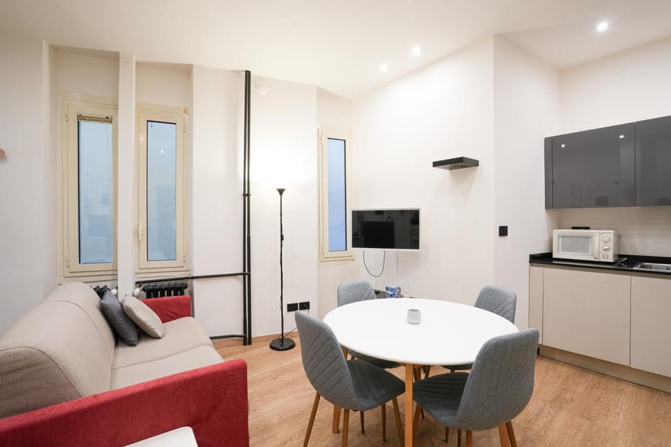 Photo of the whole room, Dining area