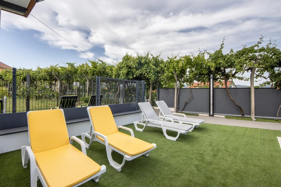 Property building, Balcony/Terrace, Living room