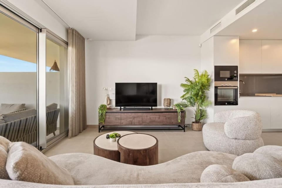 TV and multimedia, Kitchen or kitchenette, Living room, Decorative detail, Seating area, heating, air conditioner