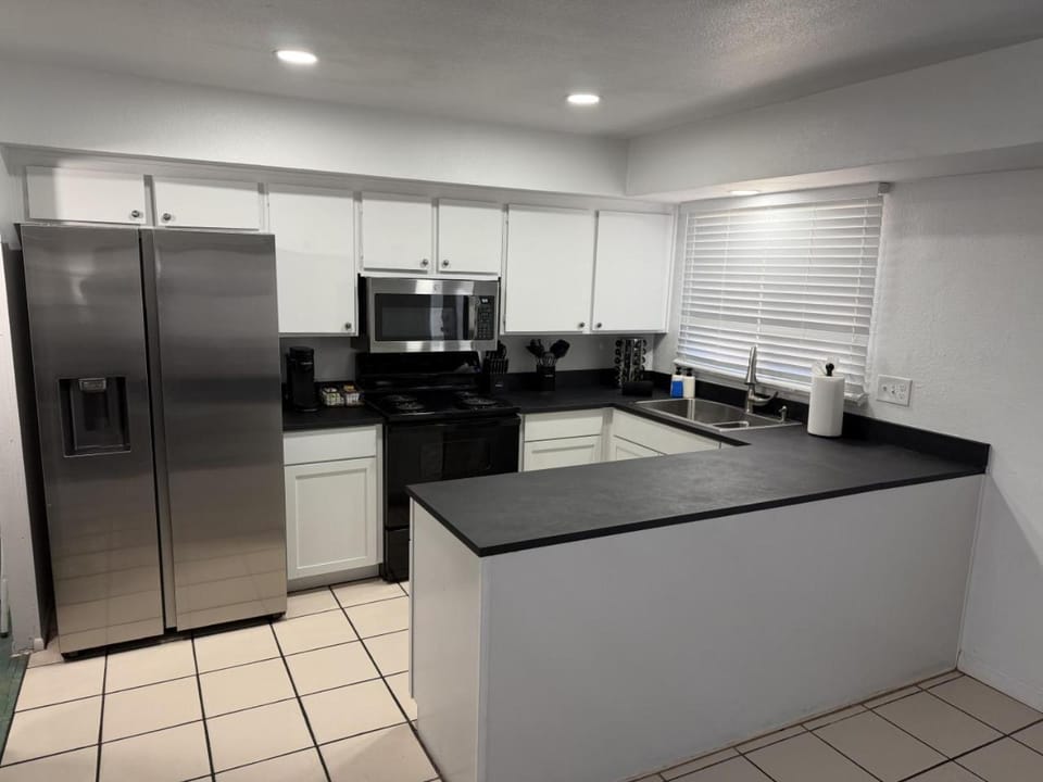 Old Town Art Stay • 3BR Sleeps 10 • Pool House in Scottsdale