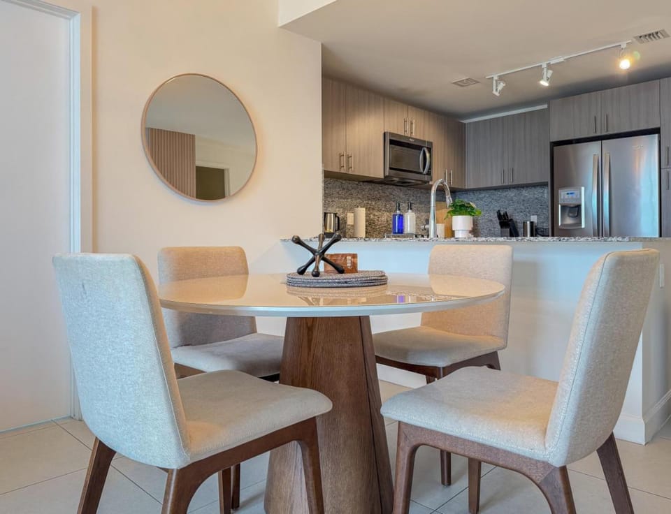 P1701A Doral 2BR Residence with West Views a Pool and Gym House in Doral