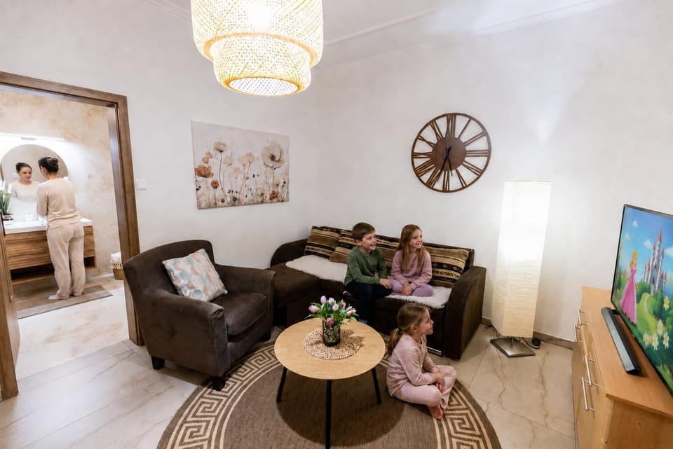 Communal lounge/ TV room, Living room, Seating area
