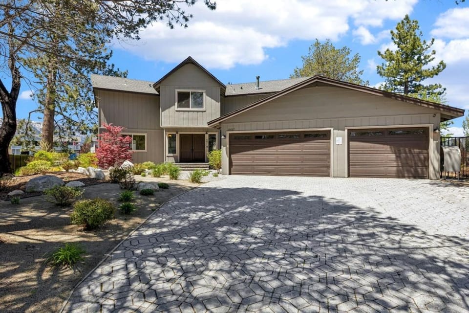 Stay Classy Tahoe- 5 Bed Tahoe Keys Home w Hot Tub House in South Lake Tahoe