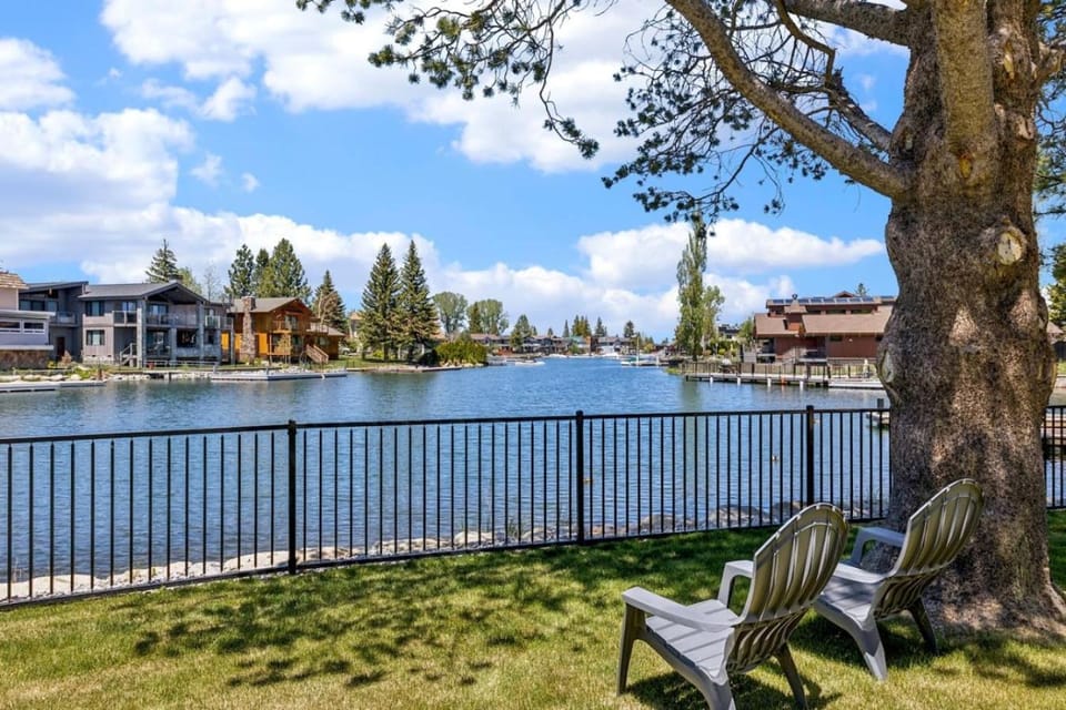 Stay Classy Tahoe- 5 Bed Tahoe Keys Home w Hot Tub House in South Lake Tahoe