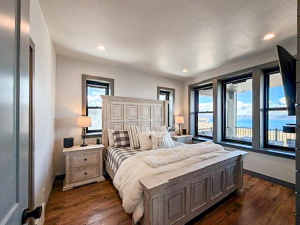 Bear Lake Modern Family Retreat House in Garden City