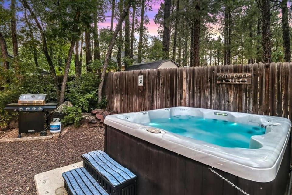 Flagstaff Retreat w Hot Tub Fireplace House in Flagstaff