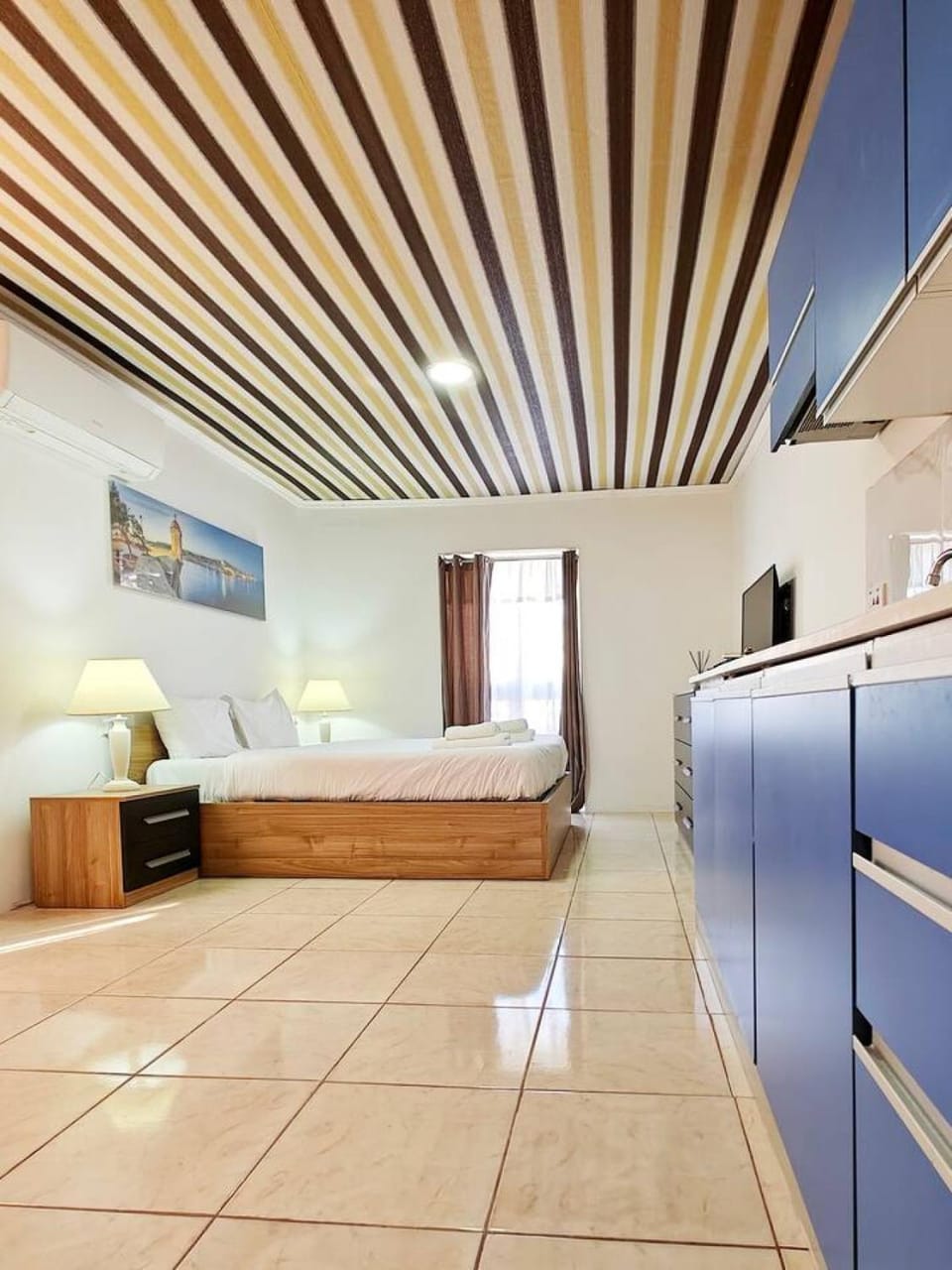 Bed, Kitchen or kitchenette, Photo of the whole room, Bedroom, towels, air conditioner