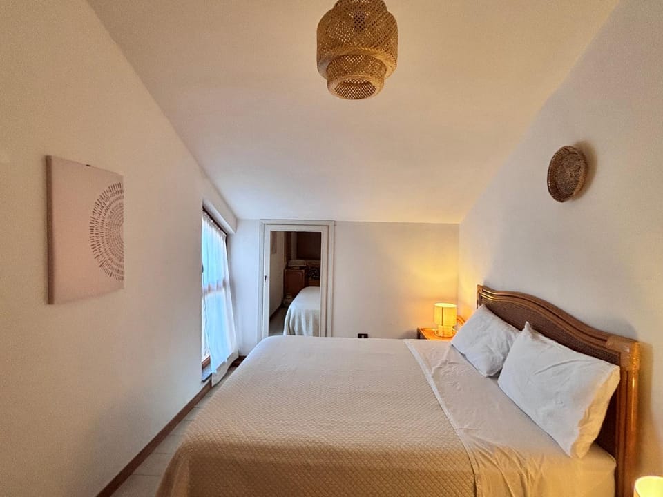 Bedroom, wardrobe, air conditioner