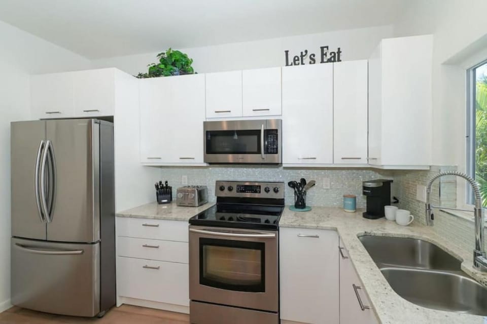 Coffee/tea facilities, Kitchen or kitchenette, dishwasher, microwave, oven, toaster